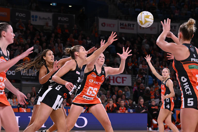women playing netball