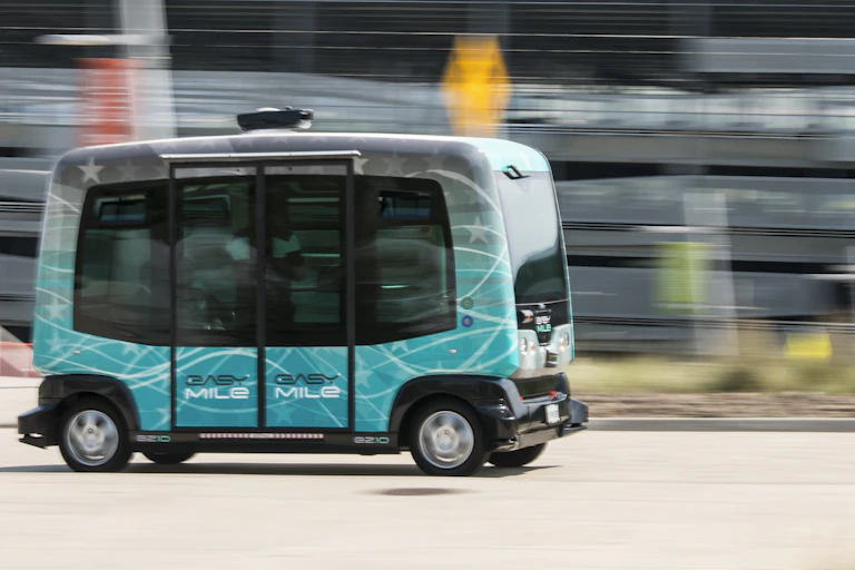 Bus à conduite automatisée.