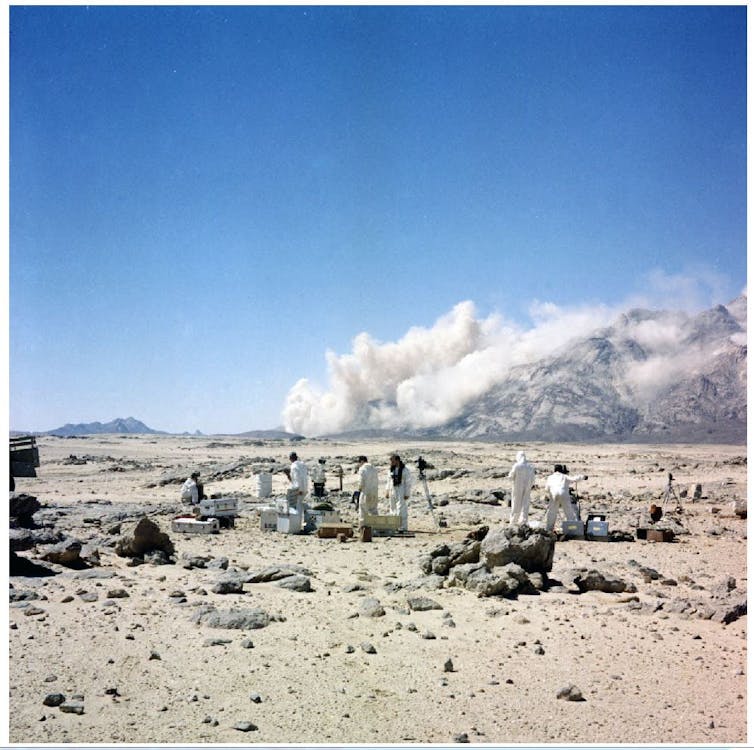 Une explosion dans le massif du Hoggar en mars 1963, soit Émeraude (le 18 mars) soit Améthyste (le 30 mars). ECA/ECPAD/Défense/F63-115 RC18