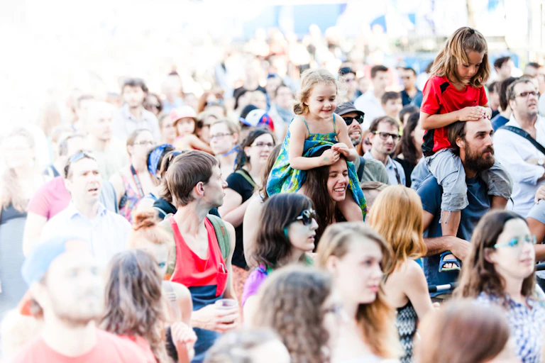 Hommes, femmes et enfants dans une foule