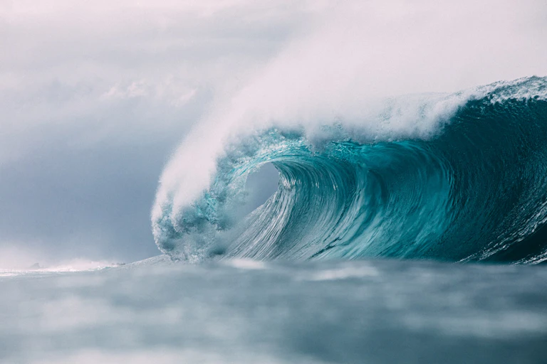 Big wave crashing