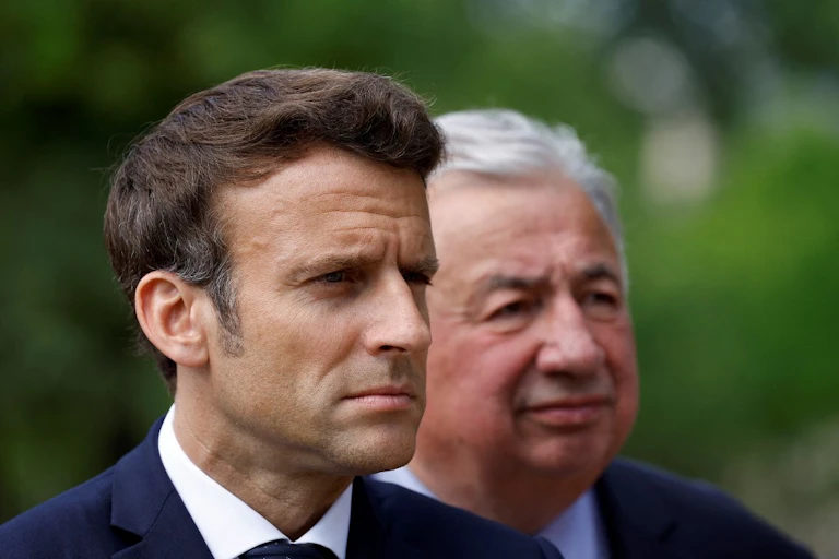 Visages d'Emmanuel Macron et le président du Sénat Gerard Larcher