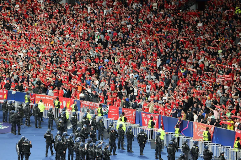 Foule de supporters du Liverpool face à un déploiement CRS