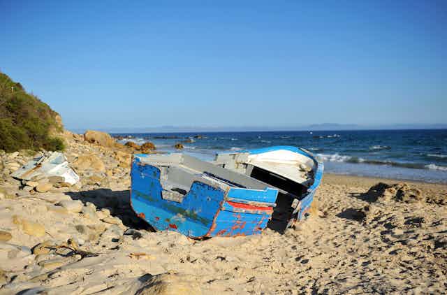 Un bateau de migrants échoué sur une plage en Espagne. 