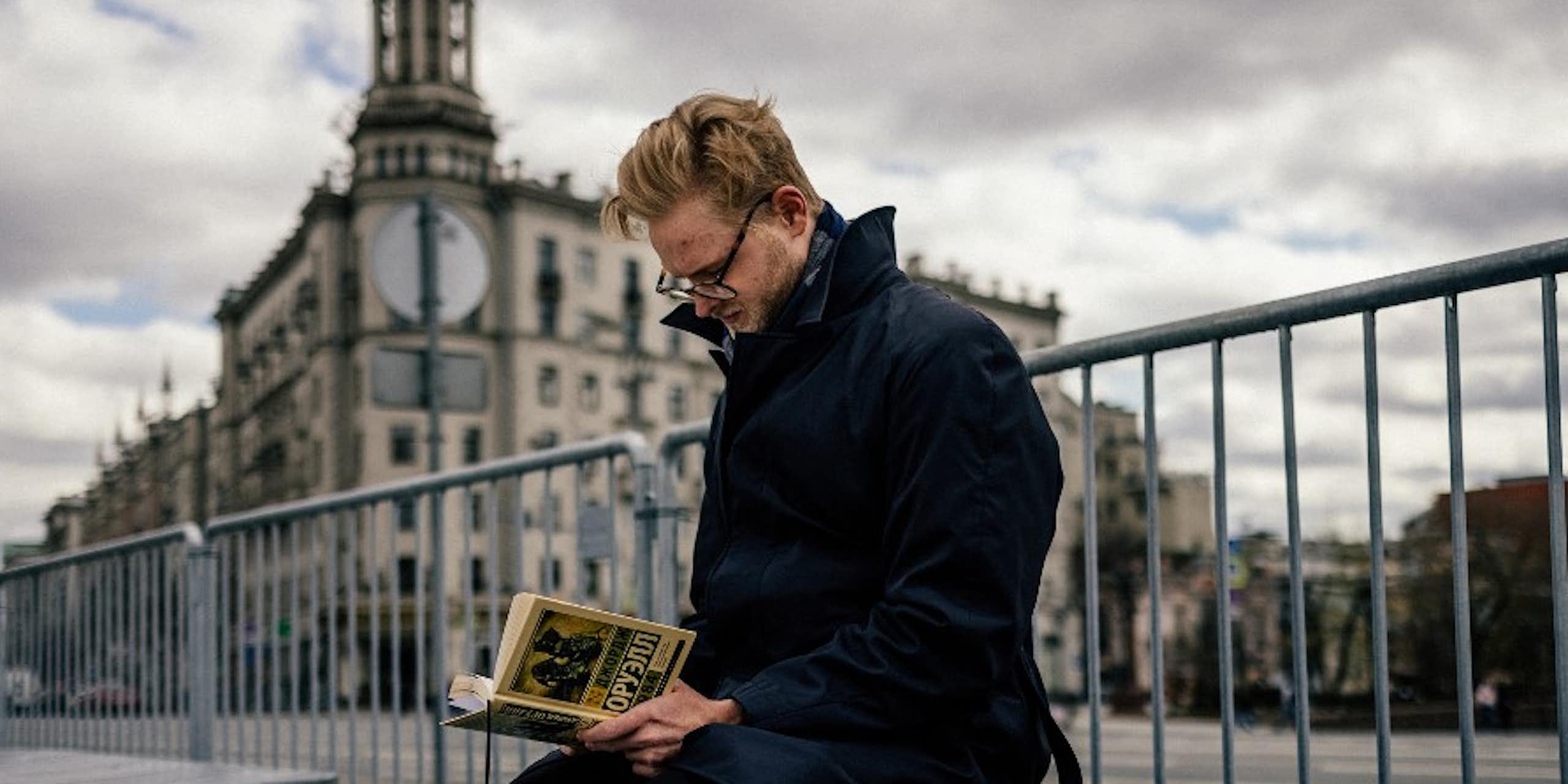 Un homme lit une traduction russe du livre "1984" de George Orwell sur la place Pushkinskaya à Moscou, le 28 avril 2021.