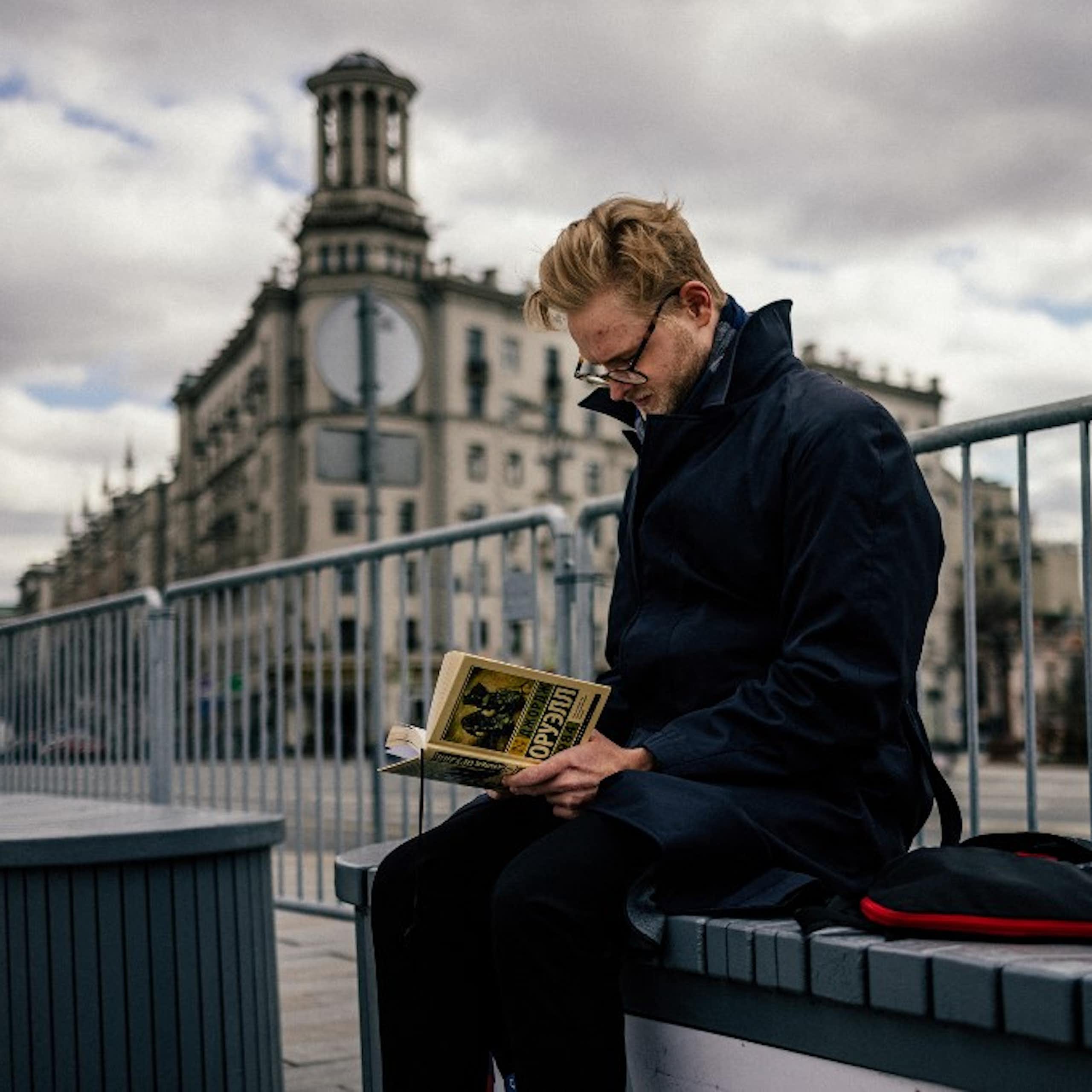Un homme lit une traduction russe du livre "1984" de George Orwell sur la place Pushkinskaya à Moscou, le 28 avril 2021.