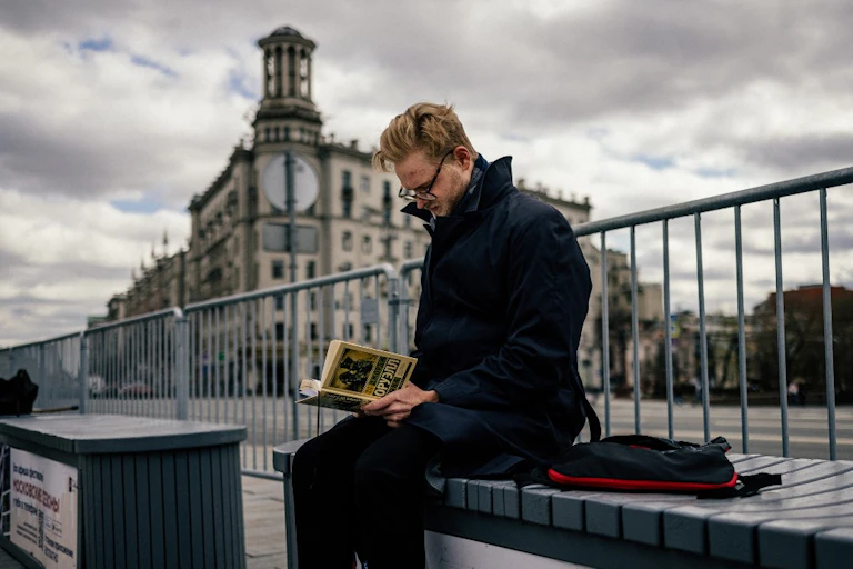 Un homme lit une traduction russe du livre "1984" de George Orwell sur la place Pushkinskaya à Moscou, le 28 avril 2021.