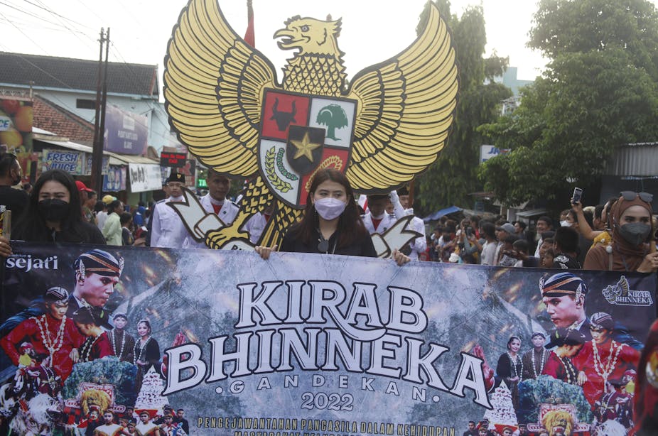 Warga mengikuti Kirab Bhineka bertajuk Pengejawantahan Pancasila Dalam Kehidupan di Gandekan, Solo, Jawa Tengah.