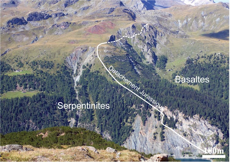 photo de montagne montrant un paléo-détachement océanique