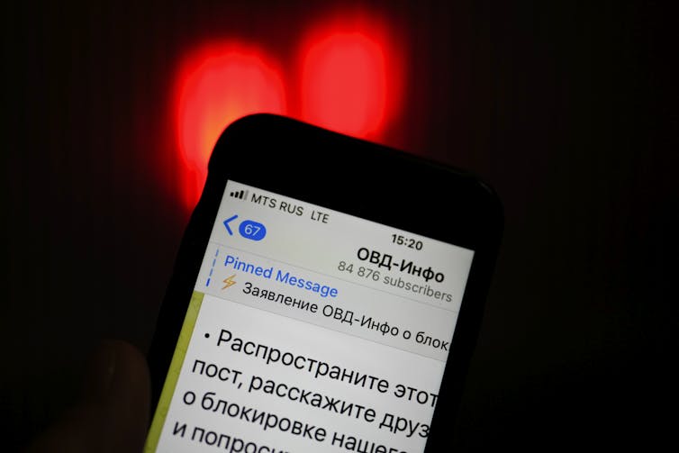 تعرض شاشة iPhone حسابًا برقية باللغة الروسية