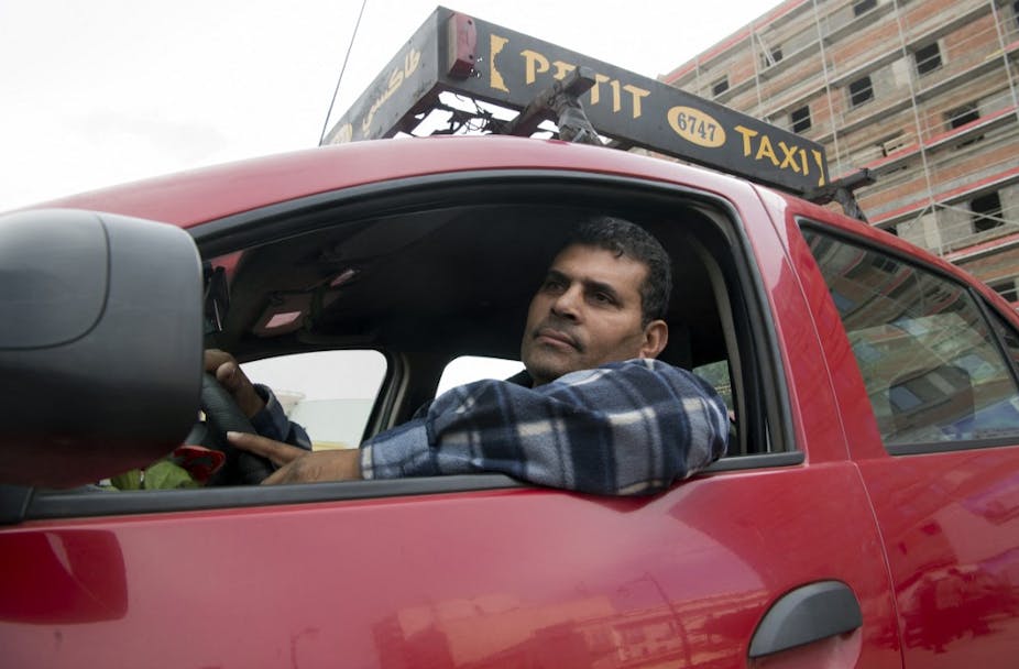 Chauffeur de taxi dans sa voiture à Casablanca