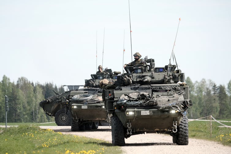 Les troupes de l'Armée canadienne du Groupement tactique de présence avancée renforcée de l'OTAN en Lettonie avec leur véhicule blindé VBL participent à l'exercice militaire Namejs 2022 à Strenci, en Lettonie, le 22 mai 2022.