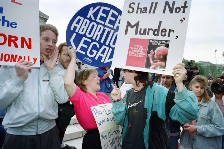 Manifestants pro et anti-avortement devant la Cour suprême à Washington