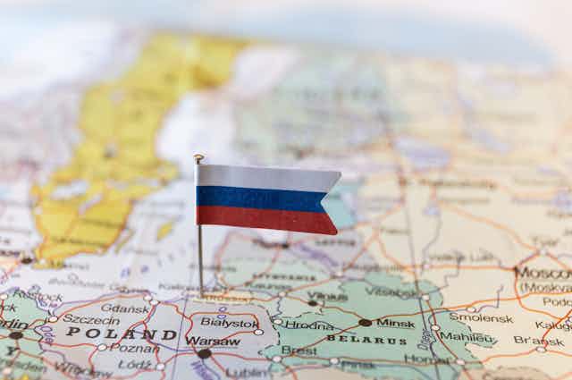 Drapeau de la Russie sur l'emplacement de la région de Kaliningrad sur une carte
