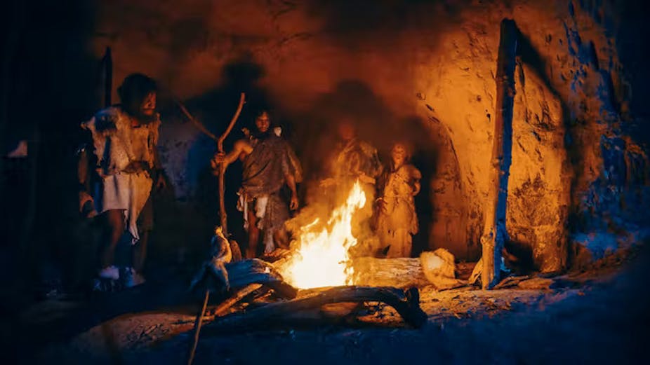 Sekelompok orang Zaman Batu di sekitar api