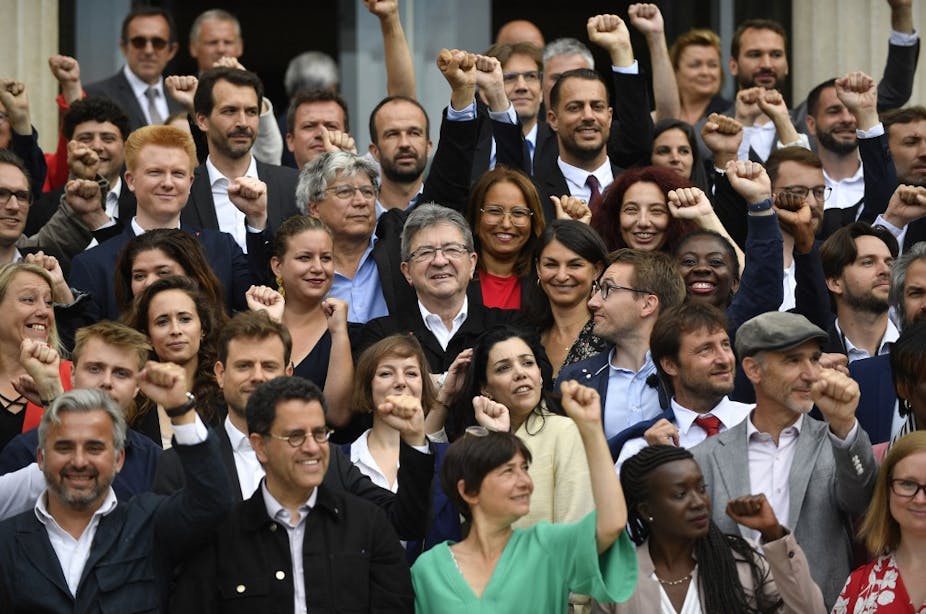 Photo de groupe avec LFI, Jean Luc Mélenchon et nombreux députés Nupes devant l'Assemblée nationale