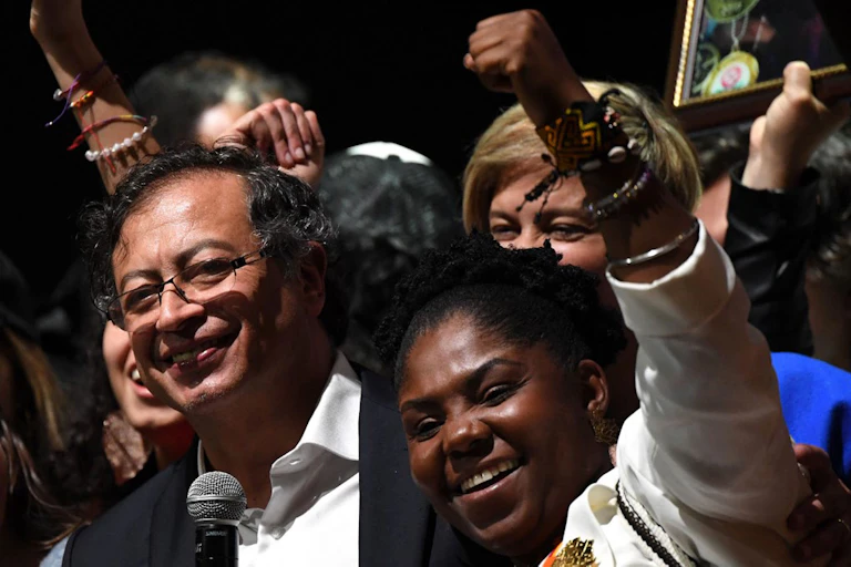 Gustavo Petro y Francia Márquez saludan a la multitud de seguidores