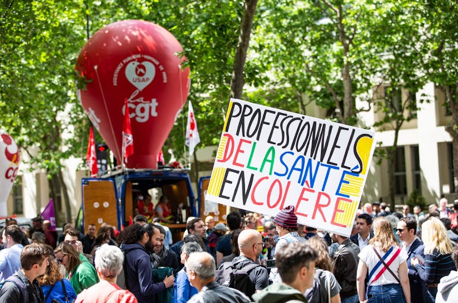 Manifestation le 7 juin 2022 des professionnels de la santé avec pancarte et ballon de la CGT