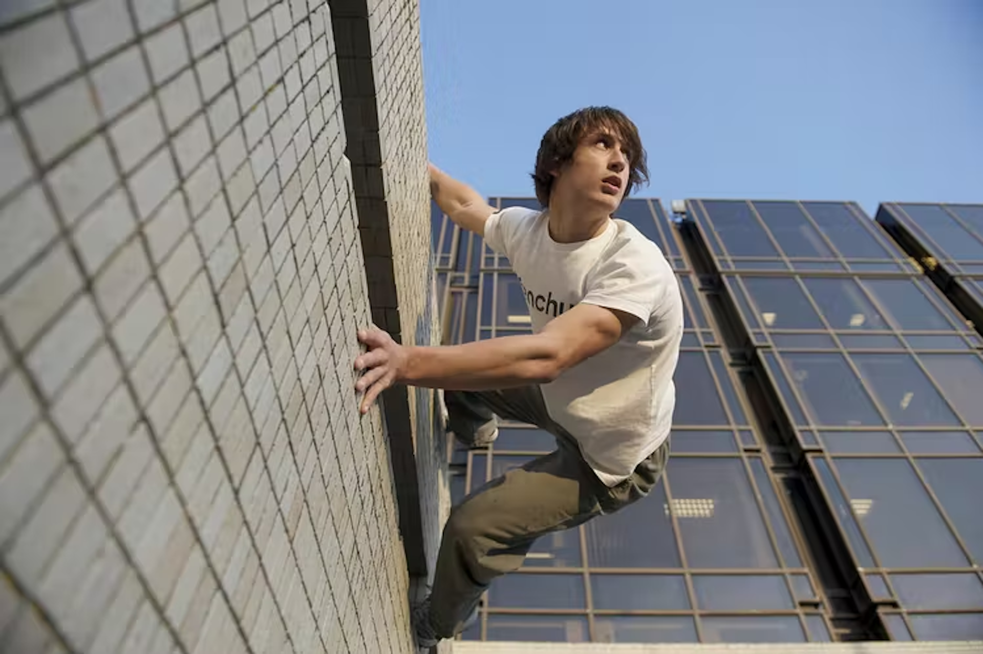 Homme s’apprêtant à sauter d’un mur