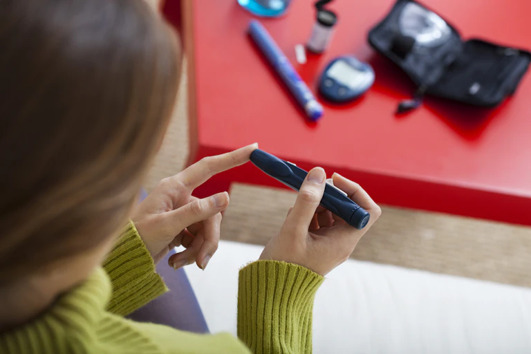 femme mesure son taux de glucose
