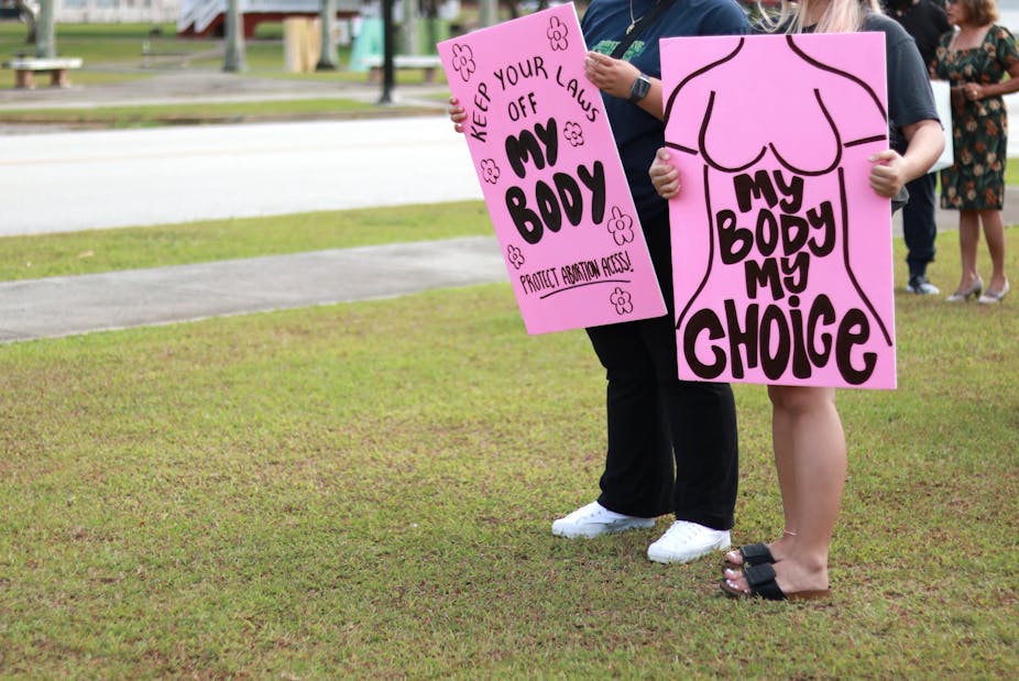 Aksi menolak pelarangan aborsi.