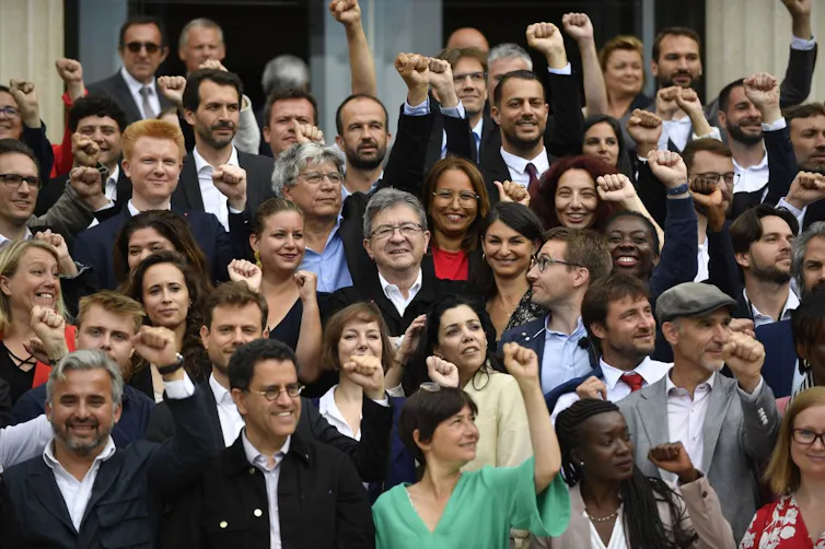 Jean-Luc Mélenchon pose au milieu des membres de son mouvement LFI et de députés de l'alliance Nupes le 21 juin 2022
