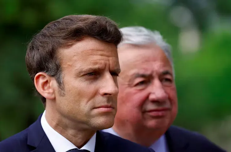 Emmanuel Macron et le président du Sénat Gerard Larcher lors d'une cérémonie au palais du Luxembourg en hommage aux victimes de l'esclavage le 10 mai 2022