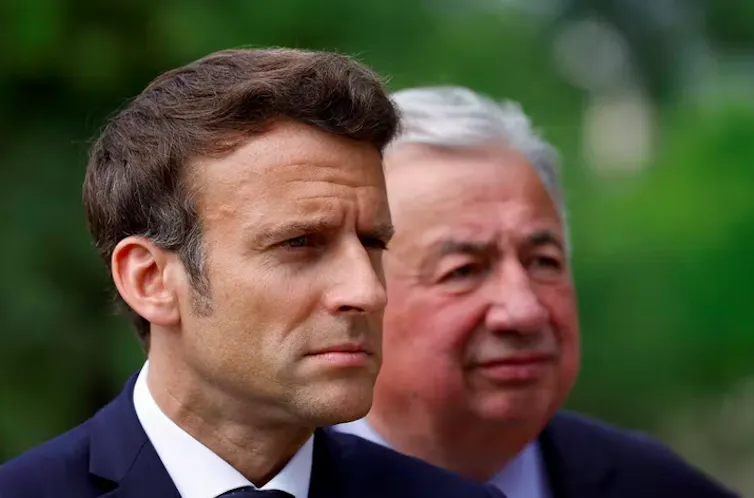 Emmanuel Macron et le président du Sénat Gerard Larcher lors d'une cérémonie au palais du Luxembourg en hommage aux victimes de l'esclavage le 10 mai 2022