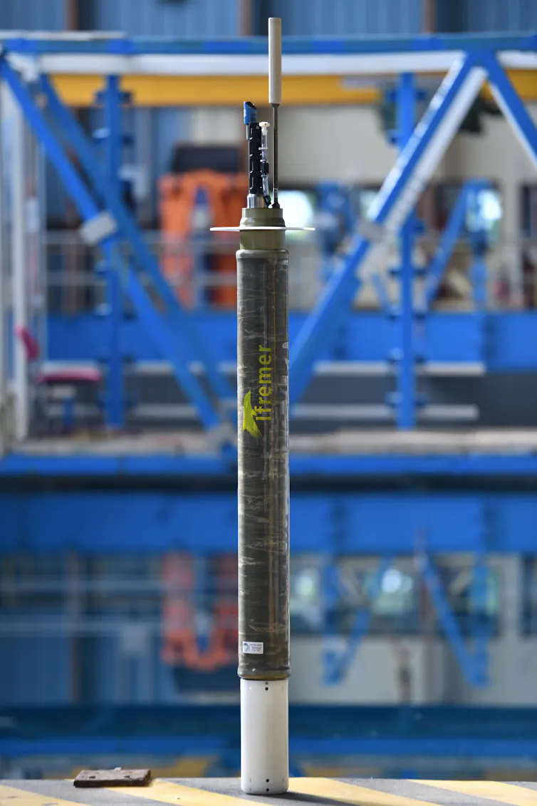 Le profileur Deep Argo développé par l’Ifremer et ses capteurs (en tête)