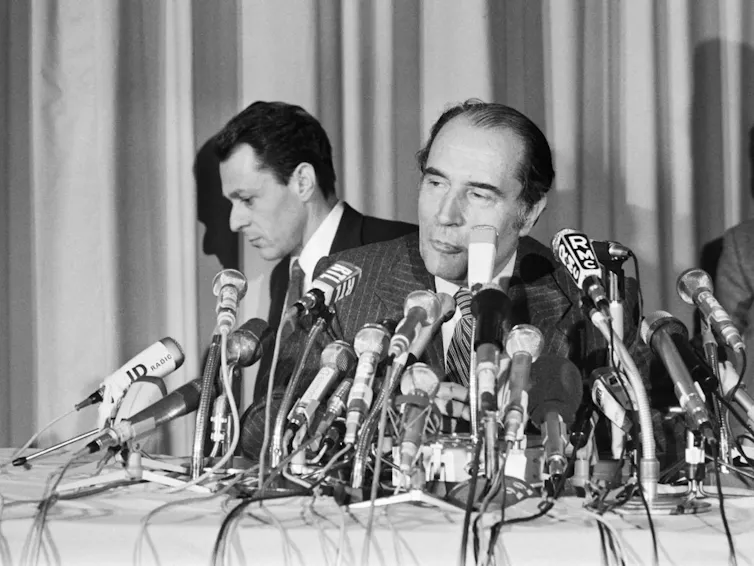 Image d’archives montrant François Mitterrand et Michel Rocard en 1974 lors d’une conférence de presse