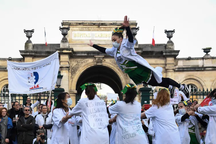 Un groupe d’étudiants manifeste à Paris, et on peut lire « Externes en danger », « On panse les autres, mais qui pense à nous ? » sur les blouses