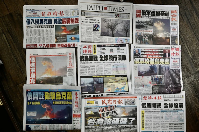 Unes de journaux taiwanais consacrés à la guerre en Ukraine