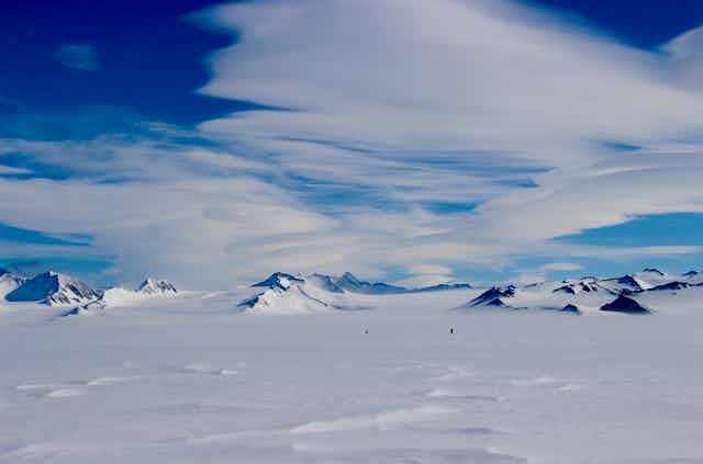 Antarctique sous un grand ciel bleur avec des nuages d'altitude