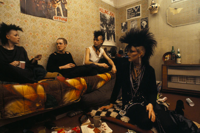 Un grupo de punks en un dormitorio.