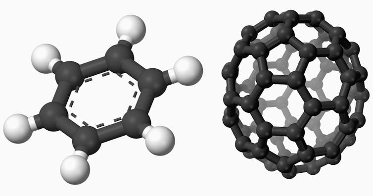 Diagramma affiancato di una molecola piatta e una molecola rotonda.
