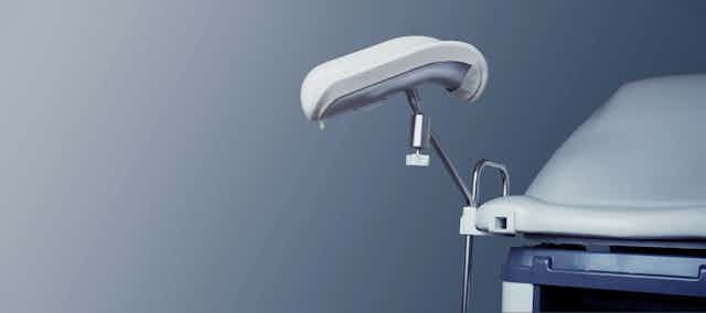 Fauteuil d'auscultation gynécologique vide