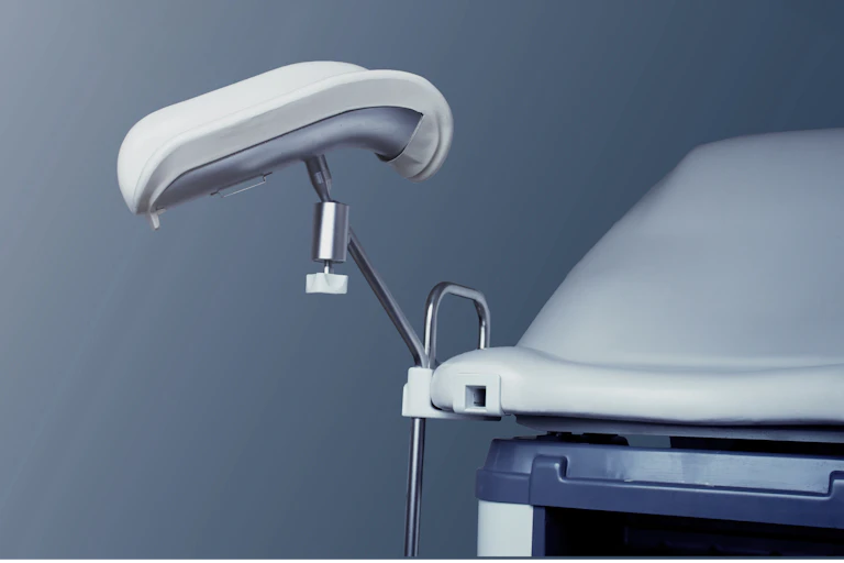Fauteuil d'auscultation gynécologique vide