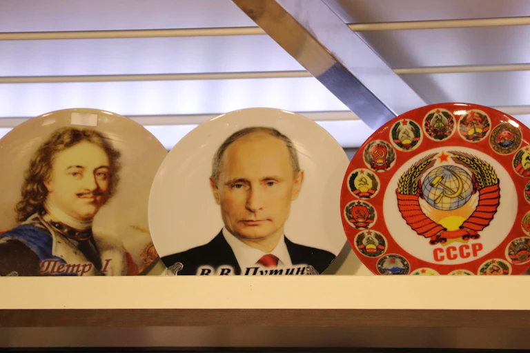 Souvenir plates showing Peter the Great, Vladimir Putin and the Soviet Union