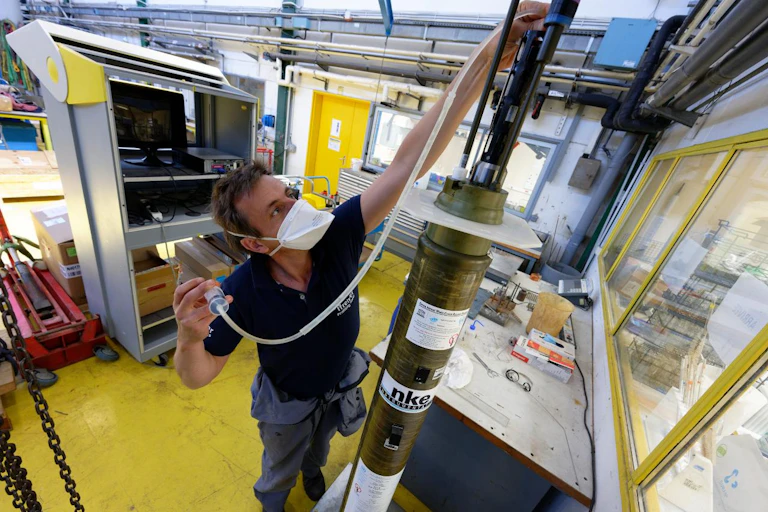 Homme en train de tester un flotteur profileur.