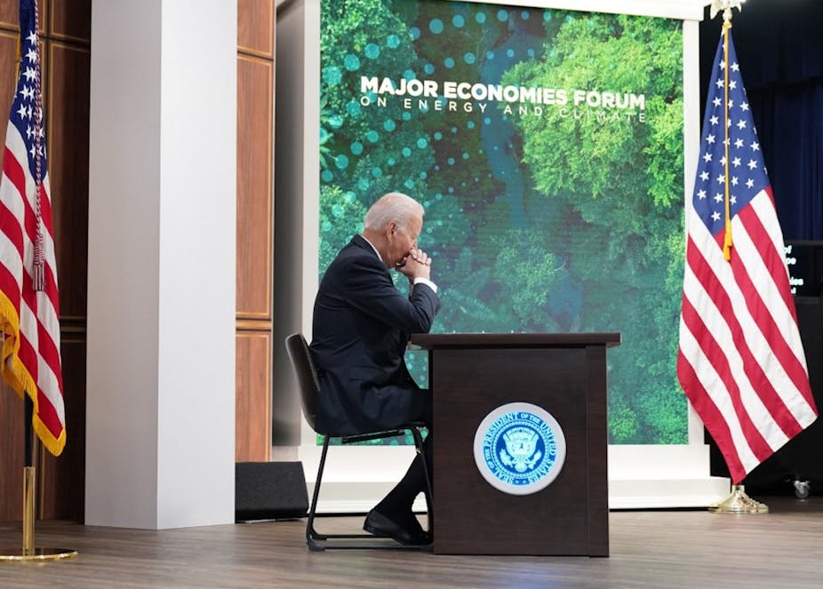 Joe Biden assis à un bureau