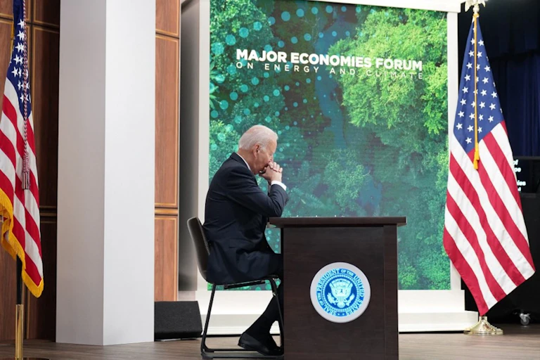 Joe Biden assis à un bureau