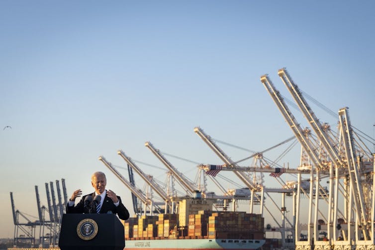 Joe Biden prononce un discours dans un port