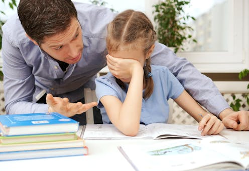 ¿Hay que ayudar a los escolares a hacer los deberes en casa? ¿Hay que ayudar a los escolares a hacer los deberes en casa?
