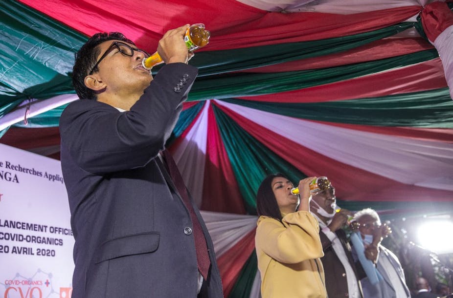 Le président de Madagascar, Andry Rajoelina, boit une bouteille du remède Covid-organics (CVO). Le 20 avril 2020, à Antananarivo, Madagascar.
