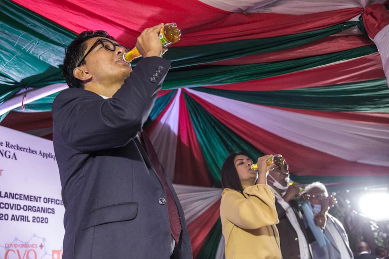 Le président de Madagascar, Andry Rajoelina, boit une bouteille du remède Covid-organics (CVO). Le 20 avril 2020, à Antananarivo, Madagascar.
