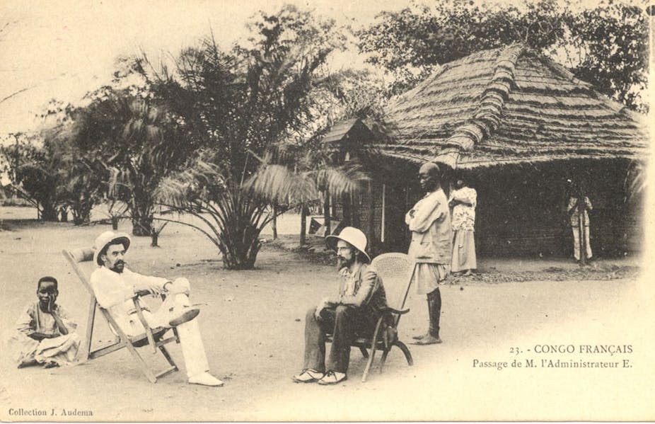 Photo en noir et blanc montrant des administrateurs coloniaux dans un village africain au début du XXe siècle