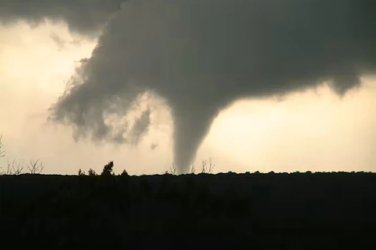 Awan corong gelap mencapai tanah dari awan badai gelap