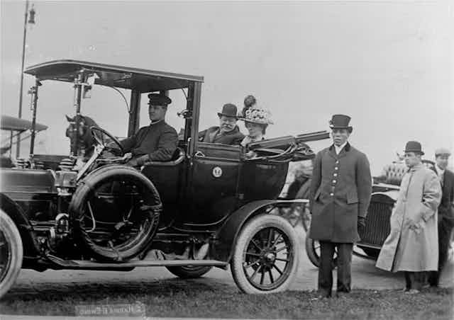 Presiden William Howard Taft dan istrinya naik mobil.