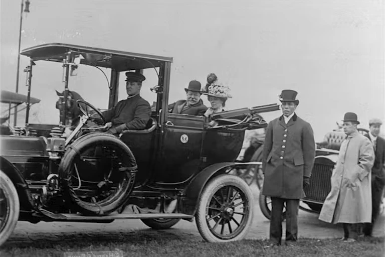 Presiden William Howard Taft dan istrinya naik mobil.
