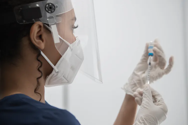 Nurse prepares COVID vaccine